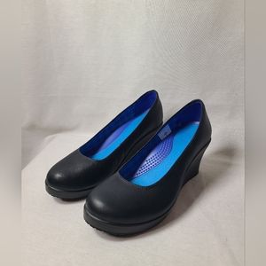 Crocs A-Leigh Closed Toe Leather Wedge Pumps Women’s Size 7 Black
